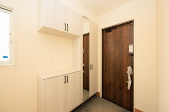 北九州市八幡西区下畑町【玄関】玄関は収納豊富でいつでもスッキリ！