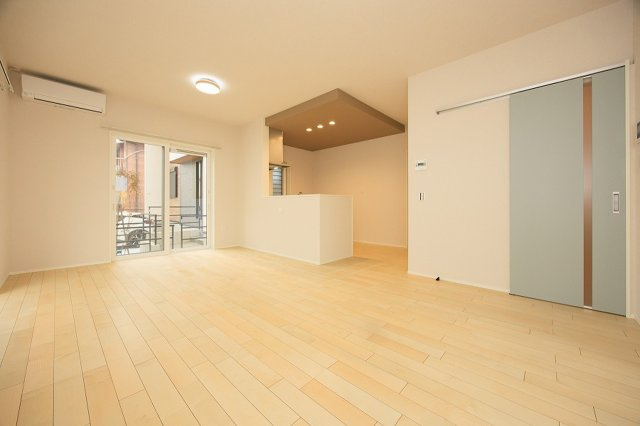 北九州市八幡西区下畑町【内観：施工例】和室はリビングの一直線上にあり、家事をしながらお子様を見ることができます。