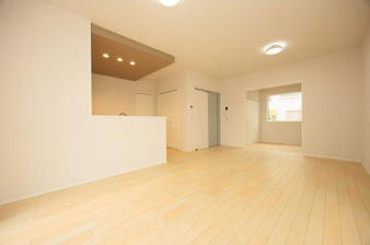 北九州市八幡西区下畑町【内観：施工例】16帖の広々としたリビングは、家族みんながそれぞれの時間を過ごせる、自由な空間。