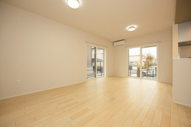 北九州市八幡西区下畑町【内観：施工例】自然光がたっぷり入って明るく、気持ちの良いリビング。