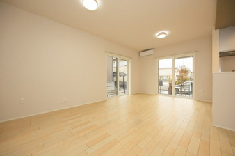 北九州市八幡西区下畑町【内観：施工例】自然光がたっぷり入って明るく、気持ちの良いリビング。