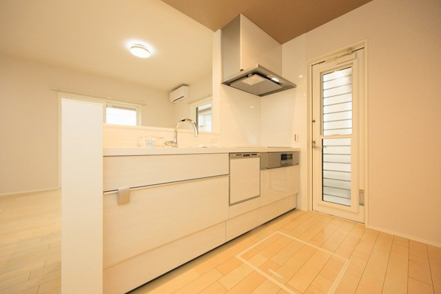 北九州市八幡西区下畑町【内観：施工例】衛生面にも配慮した、タッチレス水栓と食洗機付きのキッチン