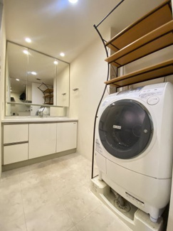 〜3面鏡付独立洗面台〜人気の3面鏡を採用しました。
ミラー裏が収納になっておりますので、生活感を出さずに収納することが出来ます。