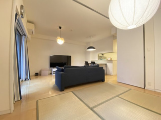 LDKと隣接の洋室です。間仕切りを開放すれば計19.9帖のおもてなしスペースにも♪