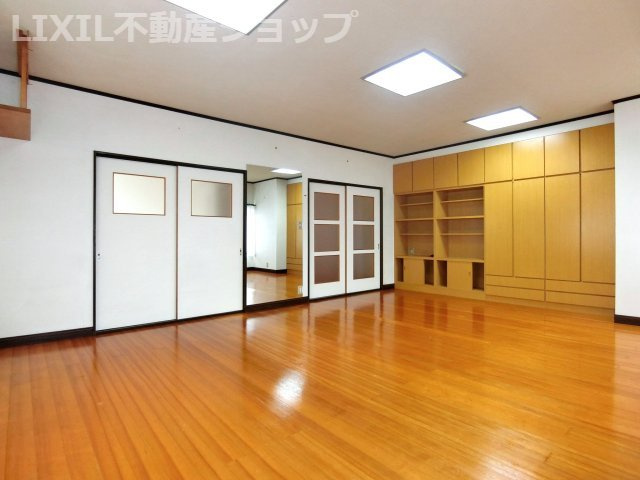 上越市東城町3丁目 中古一戸建て【洋室】２階　洋室約15帖。日本舞踊のスタジオとして利用されていました。大きな鏡が設置されているので、「ダンススタジオ」や「ヨガの教室」などに利用するとよいかもしれません。