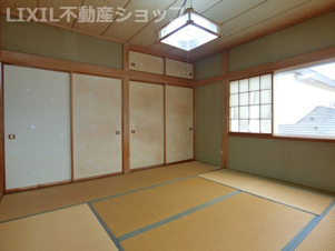 上越市東城町3丁目 中古一戸建て【和室】３階　和室８帖　奥の部屋です。押入付き♪バルコニーあり♪