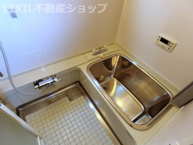 上越市東城町3丁目 中古一戸建て【浴室】お風呂も、古さは若干ありますが、綺麗にクリーニングしてあるので気持ちよくご利用いただけると思います♪
