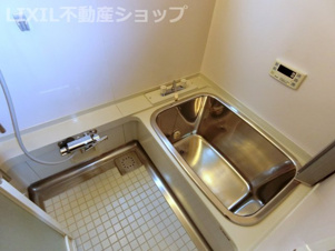 上越市東城町3丁目 中古一戸建て【浴室】お風呂も、古さは若干ありますが、綺麗にクリーニングしてあるので気持ちよくご利用いただけると思います♪