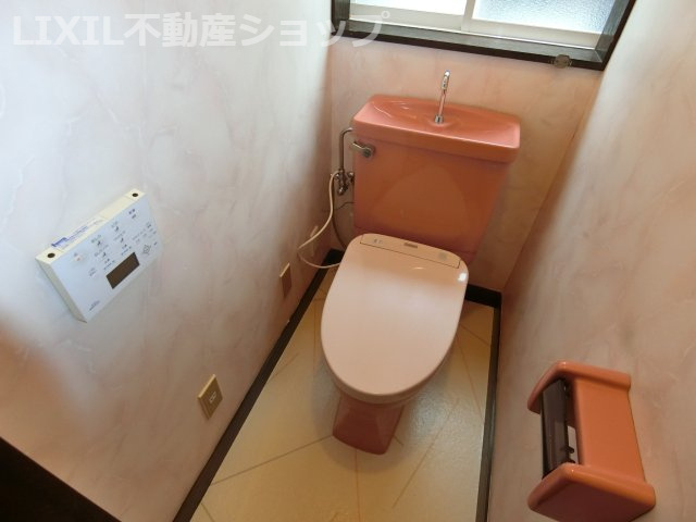 上越市東城町3丁目 中古一戸建て【トイレ】トイレも、古さは若干ありますが、綺麗にクリーニングしてあるので気持ちよくご利用いただけると思います♪