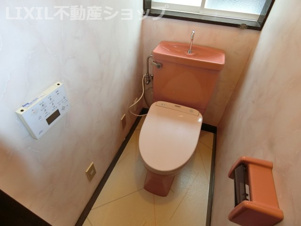 上越市東城町3丁目 中古一戸建て【トイレ】トイレも、古さは若干ありますが、綺麗にクリーニングしてあるので気持ちよくご利用いただけると思います♪