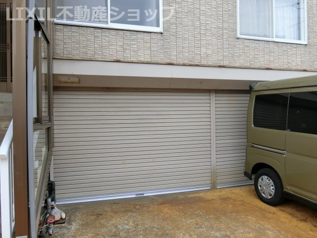 上越市東城町3丁目 中古一戸建て【駐車場】車庫は、高さ約175センチです。ハスラー、ラパン、ムーブなどは入りそうですが、N－BOX、タント、スペーシア等のスーパーハイトワゴンは入りません。セダンは入ります♪