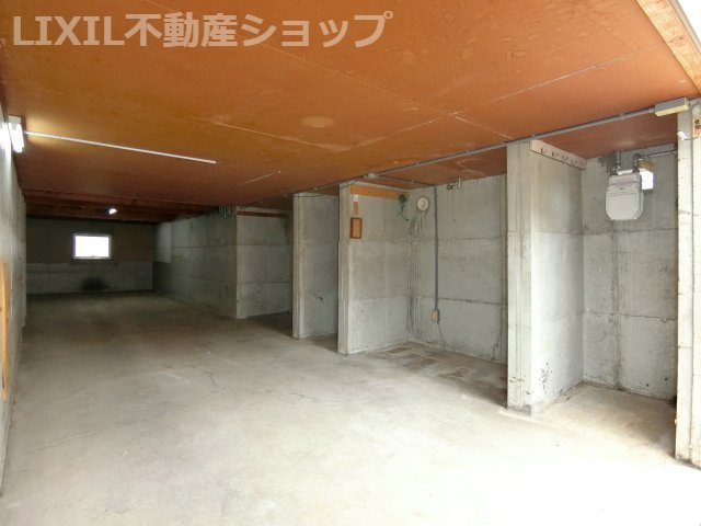 上越市東城町3丁目 中古一戸建て１階高床基礎　大空間の「物置スペース」として、または、背の高くない車の「車庫」としても利用可能です！