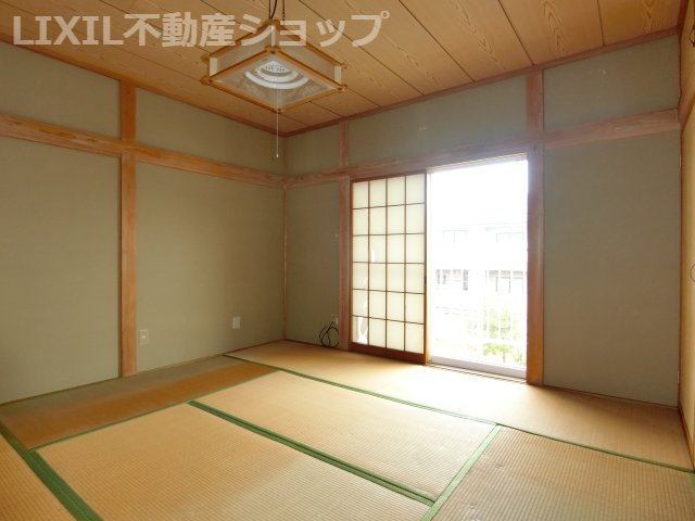 上越市東城町3丁目 中古一戸建て【内装】３階　８帖和室　手前側の部屋です。押入は１間半分あります♪バルコニー付き♪