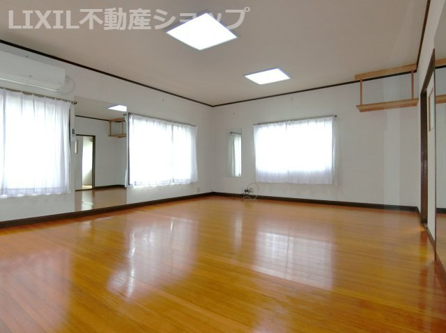 上越市東城町3丁目 中古一戸建て【内装】２階　洋室約15帖。日本舞踊のスタジオとして利用されていました。大きな鏡が設置されているので、「ダンススタジオ」や「ヨガの教室」などに利用するとよいかもしれません。
