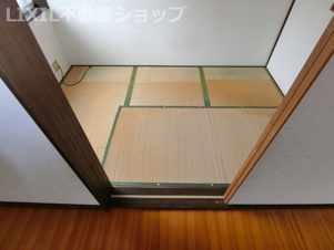 上越市東城町3丁目 中古一戸建て【内装】洋室15帖（スタジオ）隣接の控室。和室３帖の空間は、日本舞踊のお稽古の際に、「着替え室」や「控室」として利用されていました。