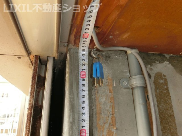 上越市東城町3丁目 中古一戸建て【駐車場】車庫は、高さ約175センチです。ハスラー、ラパン、ムーブなどは入りそうですが、N－BOX、タント、スペーシア等のスーパーハイトワゴンは入りません。セダンは入ります♪