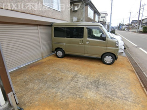 上越市東城町3丁目 中古一戸建て【駐車場】駐車場土間コンクリートの奥行きは、約４ｍ20センチ位です。軽自動車なら縦に置いても収まります♪
