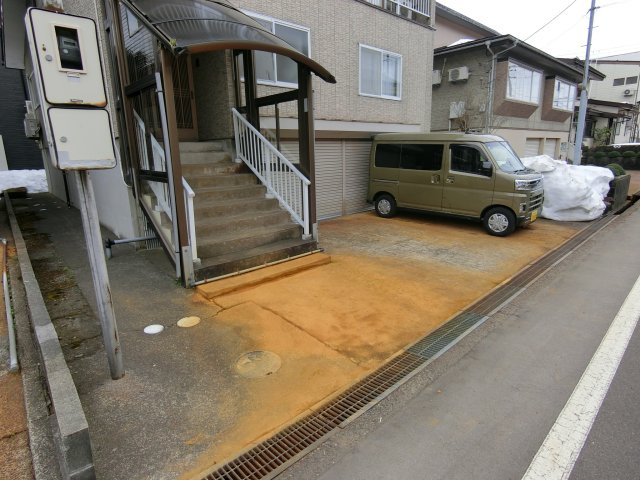 上越市東城町3丁目 中古一戸建て駐車場土間コンクリートの奥行きは、約４ｍ20センチ位です。軽自動車なら縦に置いても収まります♪