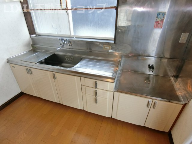 上越市東城町3丁目 中古一戸建て【キッチン】キッチンも、古さは若干ありますが、綺麗にクリーニングしてあるので気持ちよくご利用いただけると思います♪