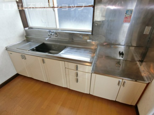 上越市東城町3丁目 中古一戸建て【キッチン】キッチンも、古さは若干ありますが、綺麗にクリーニングしてあるので気持ちよくご利用いただけると思います♪