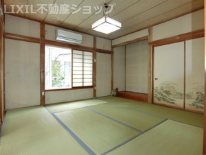上越市東城町3丁目 中古一戸建て【和室】ダイニング隣接の８帖和室。リフォームで、ダイニングキッチンと一体化させると、約24帖の広々リビングに生まれ変わらせることも可能です♪
