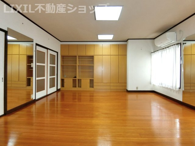 上越市東城町3丁目 中古一戸建て【洋室】２階　洋室約15帖。日本舞踊のスタジオとして利用されていました。大きな鏡が設置されているので、「ダンススタジオ」や「ヨガの教室」などに利用するとよいかもしれません。