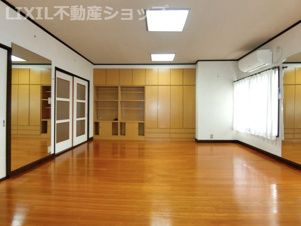 上越市東城町3丁目 中古一戸建て【洋室】２階　洋室約15帖。日本舞踊のスタジオとして利用されていました。大きな鏡が設置されているので、「ダンススタジオ」や「ヨガの教室」などに利用するとよいかもしれません。