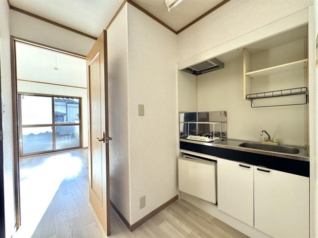 キッチンには小さな冷蔵庫あります
