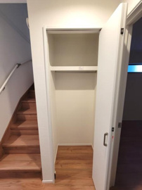 シンプルなデザインの収納スペースです。可動式の棚が付いており整理整頓しやすい点が特徴です。清潔感のある白を基調とした内装になっています。奥行きがありさまざまな用途に対応しやすい設計です。