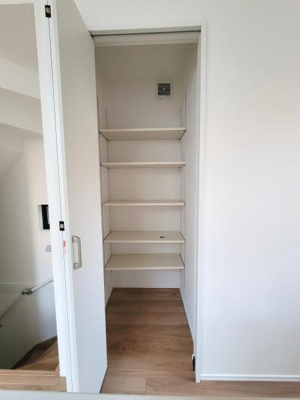 シンプルなデザインの収納スペースです。可動式の棚が付いており整理整頓しやすい点が特徴です。清潔感のある白を基調とした内装になっています。奥行きがありさまざまな用途に対応しやすい設計です。