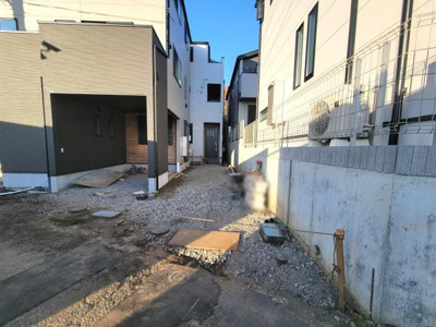 周囲に新しい住宅が並ぶ日当たりの良い敷地です。前面道路からもアクセスしやすく無駄のない空間設計が魅力です。隣地との間にフェンスが設けられ安全面にも配慮されています。