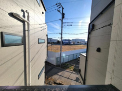 日当たりの良い空間が広がる明るい雰囲気の住宅です。建物同士の距離も確保されています。車の出し入れがしやすそうな駐車スペースが配置されています。建物の外観もシンプルでモダンなデザインです。