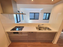 シンプルなデザインのキッチンは掃除がしやすく清潔感があります。広々としたカウンターが魅力です。収納スペースも充実しており作業効率が良い環境です。室内が明るく開放的に感じられます。