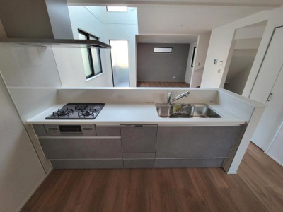 シンプルなデザインのキッチンは掃除がしやすく清潔感があります。広々としたカウンターが魅力です。収納スペースも充実しており作業効率が良い環境です。室内が明るく開放的に感じられます。