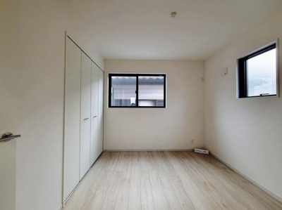 明るい光が差し込む洋室です。シンプルなデザインで幅広いインテリアにも調和しやすい空間となっています。収納も完備されており実用性を兼ね備えた作りです。窓も2ヶ所設けられ換気もしやすいです。