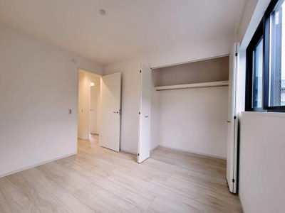 クローゼットが備え付けられており整理整頓に便利です。扉付きなので見た目もすっきりとしています。明るい室内と合わせて収納スペースも快適に利用できます。