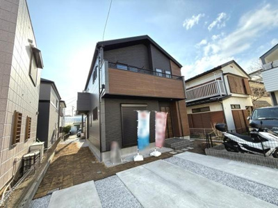 シンプルで洗練された外観が印象的な住宅です。落ち着いた色合いの外壁がモダンな雰囲気を演出しています。広々とした駐車スペースも確保されゆとりある暮らしをサポートします。