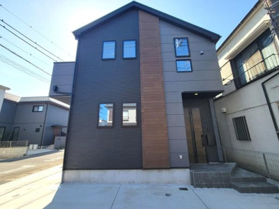 現代的なデザインが目を引く外観です。ツートーンの色使いがシンプルながら存在感を演出しています。バルコニーも設けられており開放感を感じられます。周辺と調和した落ち着いた印象です。