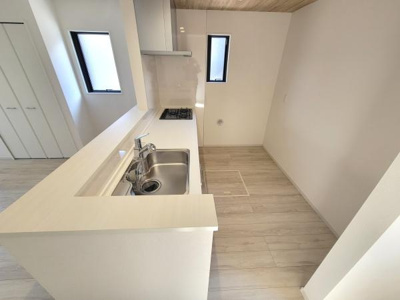 現地前面道路は幅員があり車の通行もしやすい環境です。周囲は住宅が整然と立ち並び落ち着いた印象です。電柱や配線も整備され整った街並みが広がっています。日当たりも感じられる一枚です。