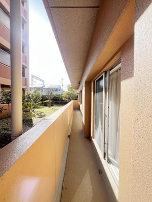 日当たりの良いバルコニーが住まいに明るさをもたらします。ゆとりのある幅で移動もしやすい空間です。ガーデニングにも活用できそうな広さが特徴です。周囲の緑も感じられる一面です。