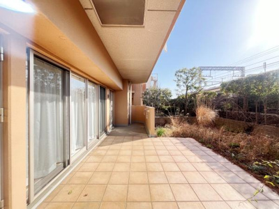 日差しがしっかりと差し込むバルコニーです。広々としたタイル床でお手入れも簡単です。ガーデニングも楽しめるゆとりある空間です。周囲は植栽で囲まれており開放感があります。