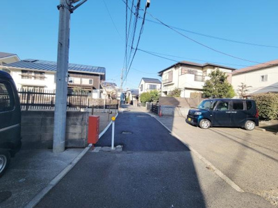 周辺には住宅が並び落ち着いた雰囲気の現地です。前面道路は舗装されていて車の出入りもスムーズに行えます。道路幅もあり通行しやすい環境となっています。