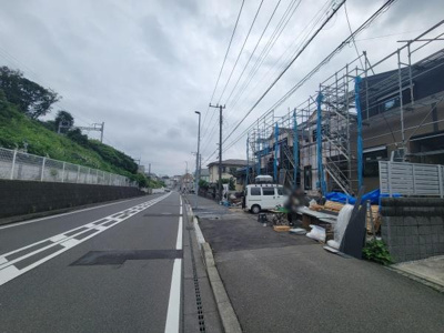 前面道路が広く車の出入りもしやすい環境です。周辺には視界を遮るものが少なく道路沿いにゆとりを感じられます。工事中の建物が並び新しい街並みの変化を実感できます。