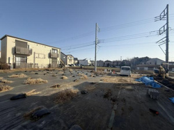 開放感のある現地土地写真です。周囲には住宅が立ち並び落ち着いた雰囲気が感じられます。道路に面しており車の出入りもスムーズです。現状更地のためご希望の用途に合わせた利用が可能です。