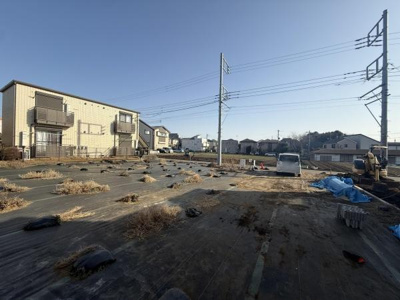 開放感のある現地土地写真です。周囲には住宅が立ち並び落ち着いた雰囲気が感じられます。道路に面しており車の出入りもスムーズです。現状更地のためご希望の用途に合わせた利用が可能です。