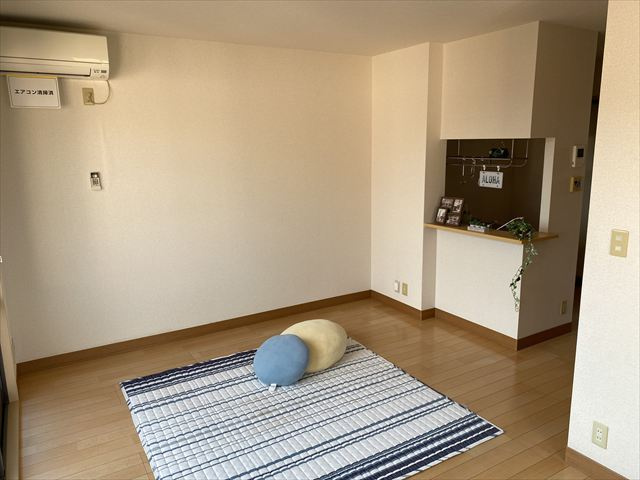 窓が多く明るい洋室♪