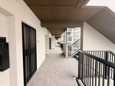 広々とした玄関アプローチが特徴的です。シンプルなデザインでエントランスまでの導線がすっきりしています。階段も近く移動がスムーズに行えます。共用部分も清潔感があります。