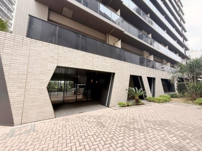 特徴的なデザインの外観が目を引くマンションです。エントランス周辺は開放感のあるガラス張りで植栽がアクセントとなっています。タイル貼りのアプローチは清潔感を感じさせます。