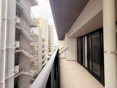 広々としたバルコニーは開放感があります。隣接する建物との程よい距離感も特徴です。奥行きがしっかり確保されておりゆとりを感じられます。バルコニーには手すりが設置されており安全面も考慮されています。