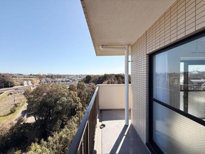 バルコニーから見渡せる広々とした眺望が魅力です。開放感あふれる空間が広がっています。光が差し込むバルコニーは気持ちの良い場所です。